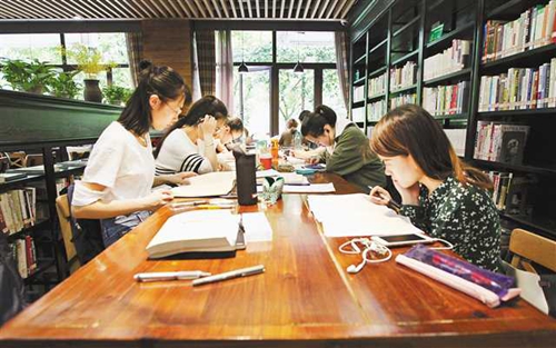 环境优雅的重庆大学虎溪图书馆和松园书屋,让人感受到读书的乐趣.