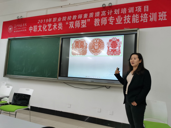 恬静温婉的聂羽彤教授在讲授民族文化